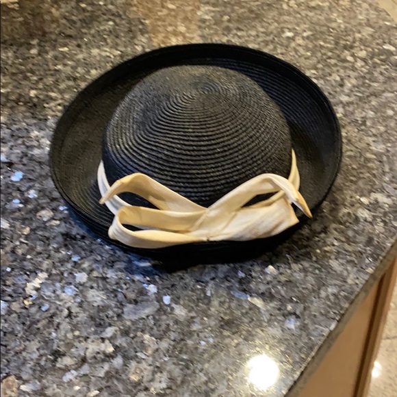 Vintage 1950’s hat trimmed with white ribbon bow! - Picture 2 of 4